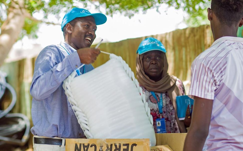 Nothilfe im Sudan-Krieg: Ein UNICEF-Team verteilt Wasserbehälter und Seife 