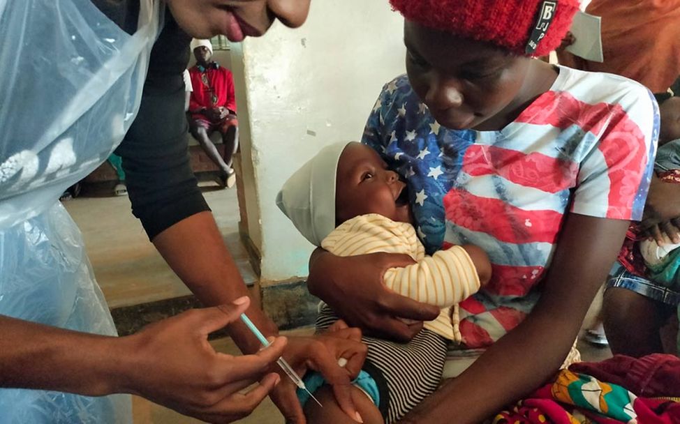 Malaria Impfung: Ein Baby in Malawi erhält eine Impfung gegen den tödlichen Malaria-Erreger. 