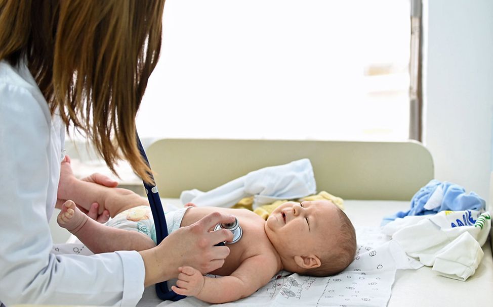 Impfungen Baby: Babys und Kleinkinder werden nur in besonderen Fällen gegen Corona geimpft. 