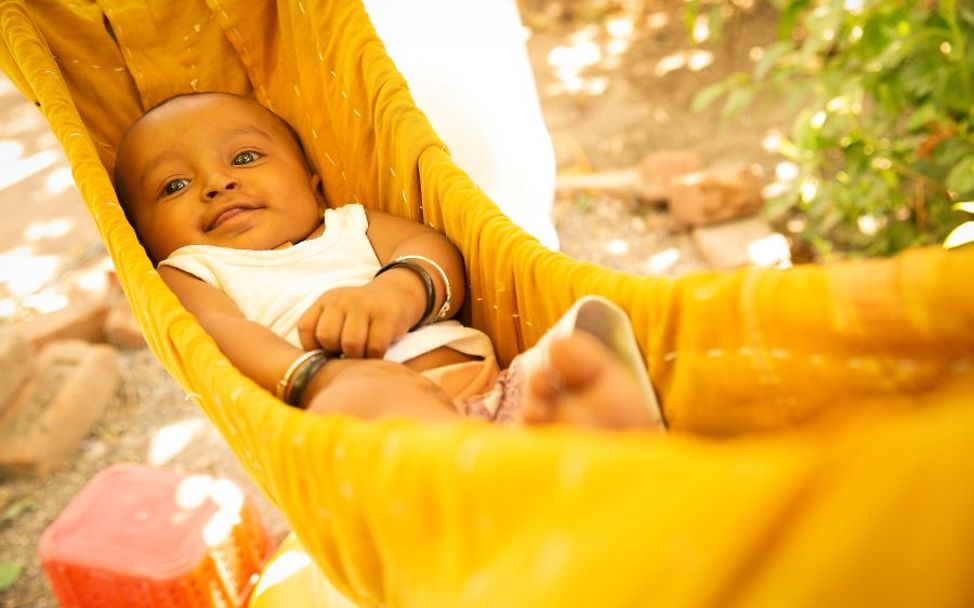 Hitze Kinder: Baby liegt in einer Hängematte.