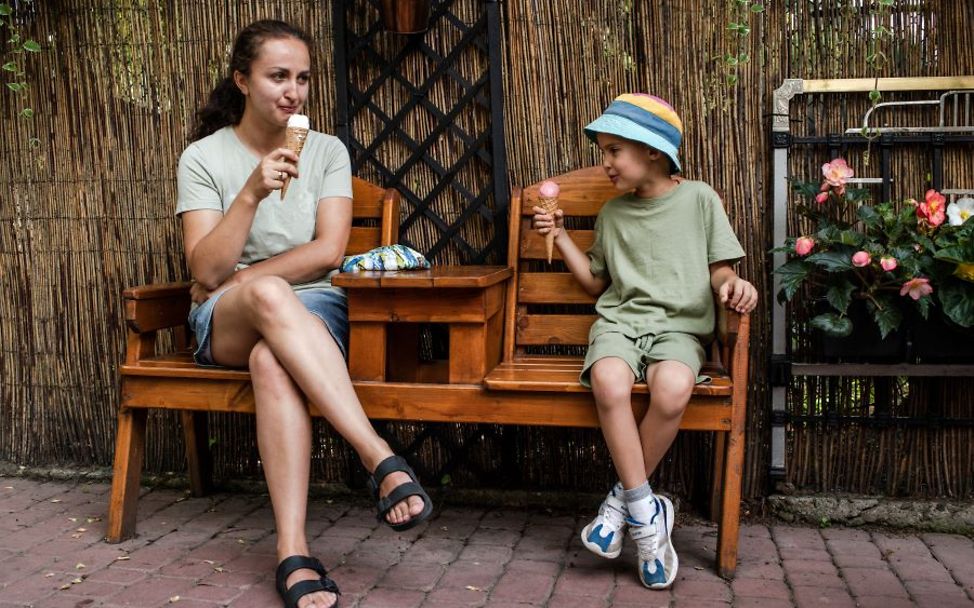 Hitze Kinder: Mutter und Sohn essen Eis.