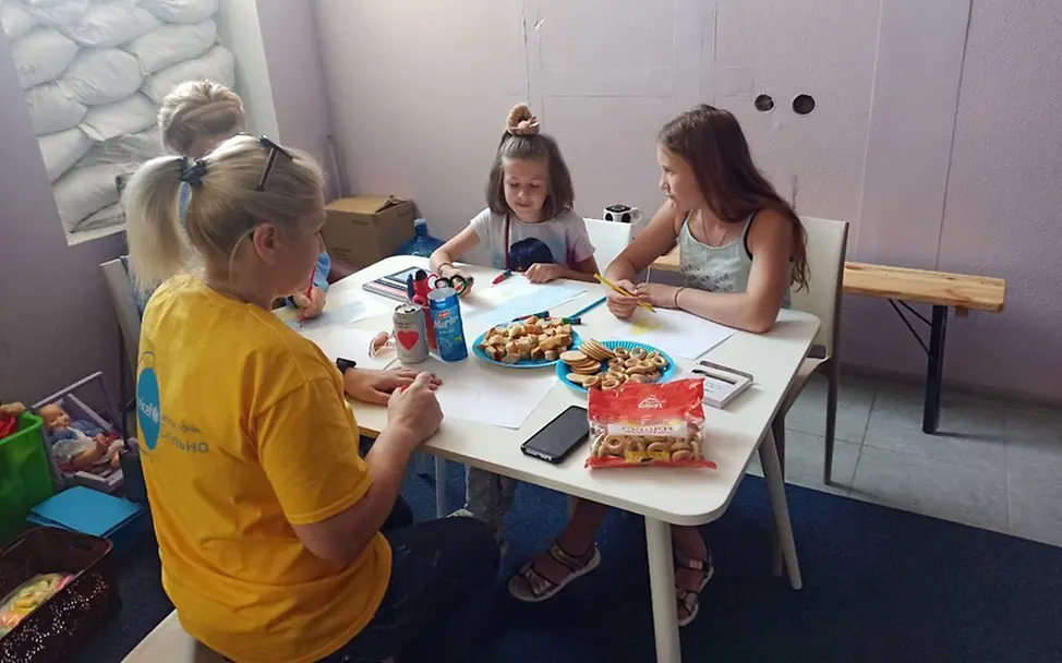 Zerstörter Staudamm: Kinder warten in einem UNICEF-Schutzzentrum auf ihre Evakuierung | © UNICEF/UNICEF Ukraine Ukraine Nothilfe: Kinder warten nach der Zerstörung des Staudamms in einem UNICEF-Zentrum auf ihre Evakuierung.