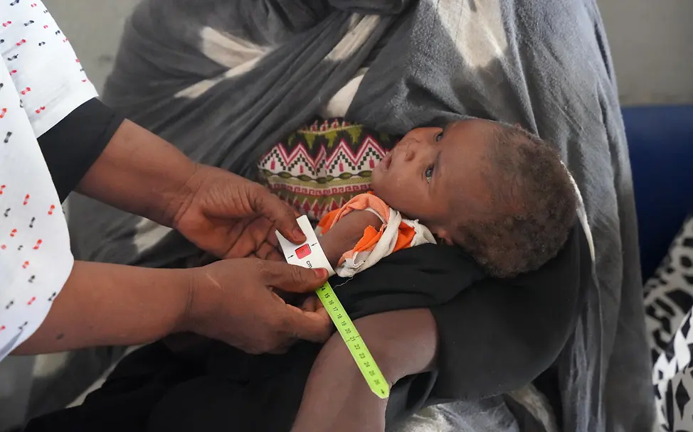 Fast 14 Millionen Kinder in Sudan benötigen dringend humanitäre Hilfe | UNICEF/Awad Sudan: Ein acht Monate altes Kind wird auf Mangelernährung untersucht.