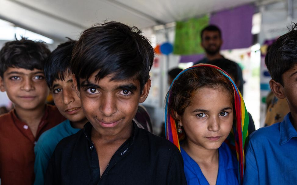 Kinder in einem UNICEF-Lernzentrum, die von den Überschwemmungen 2022 in Saleh Shah, Provinz Sindh, betroffen waren.