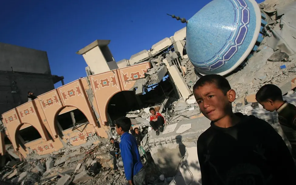Kinder vor der Ruine einer Moschee und Islamschule in Rafah | © UNICEF/NYHQ2009-0012/El Baba UNICEF/NYHQ2009-0012/El Baba