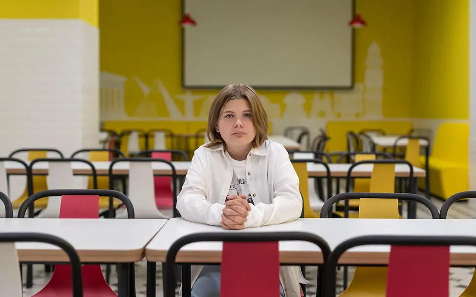 Vlada (12) aus Kiew sitzt in einem leeren Klassenraum. Vlada (12) aus Kiew sitzt in einem leeren Klassenraum.