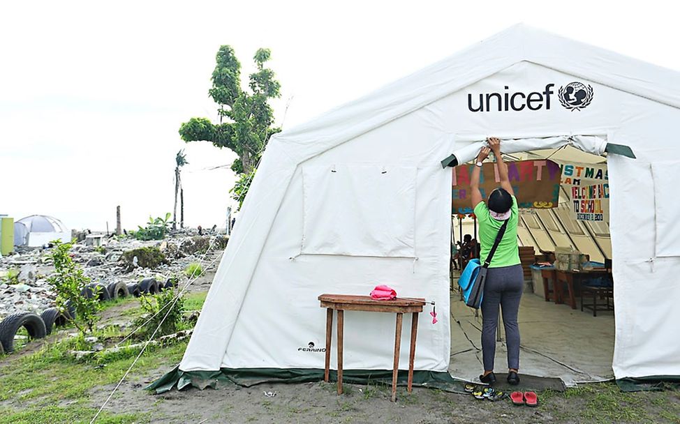 Provisorisches Schulzelt von UNICEF in San Roque. © UNICEF/PFPG2013P-0545/Reyna.