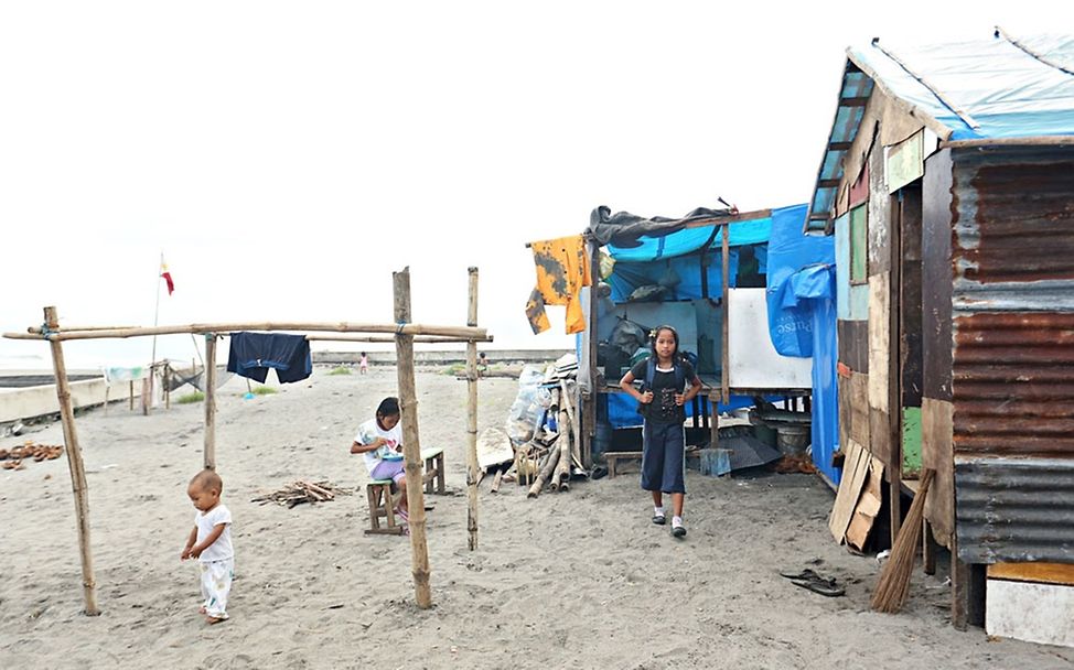 Rhonalyn macht sich auf den Weg zur Schule. © UNICEF/NYHQ2014-0032/Joey Reyna