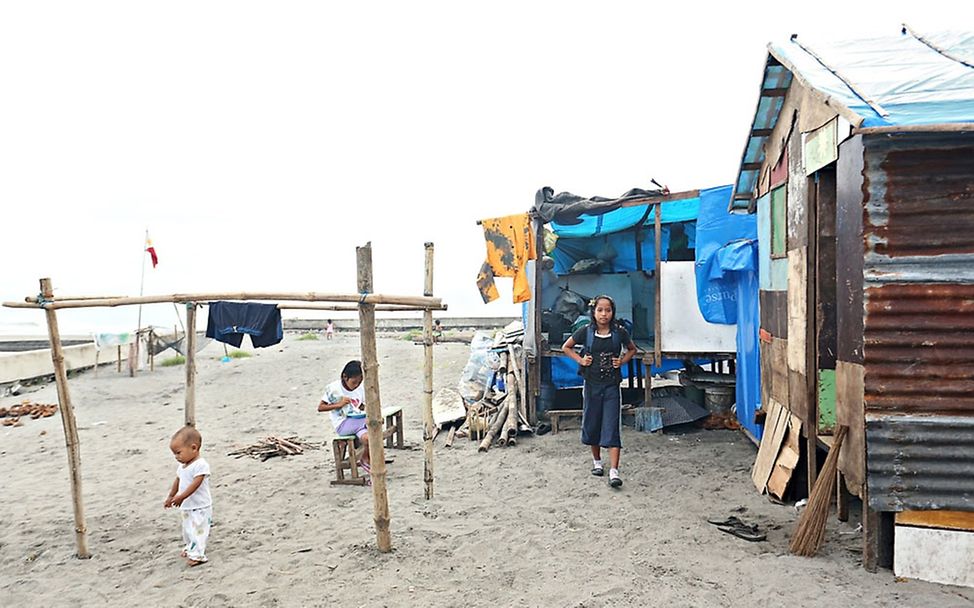 Rhonalyn macht sich auf den Weg zur Schule. © UNICEF/NYHQ2014-0032/Joey Reyna