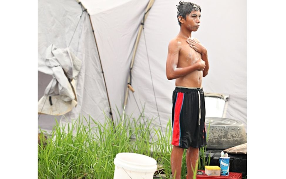 Michel beim Waschen vor der Schule. © UNICEF/NYHQ2014-0032/Joey Reyna