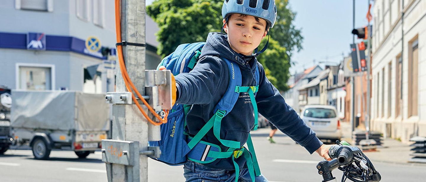 Julius fährt mit seinem Fahrrad von der Schule nach Hause.