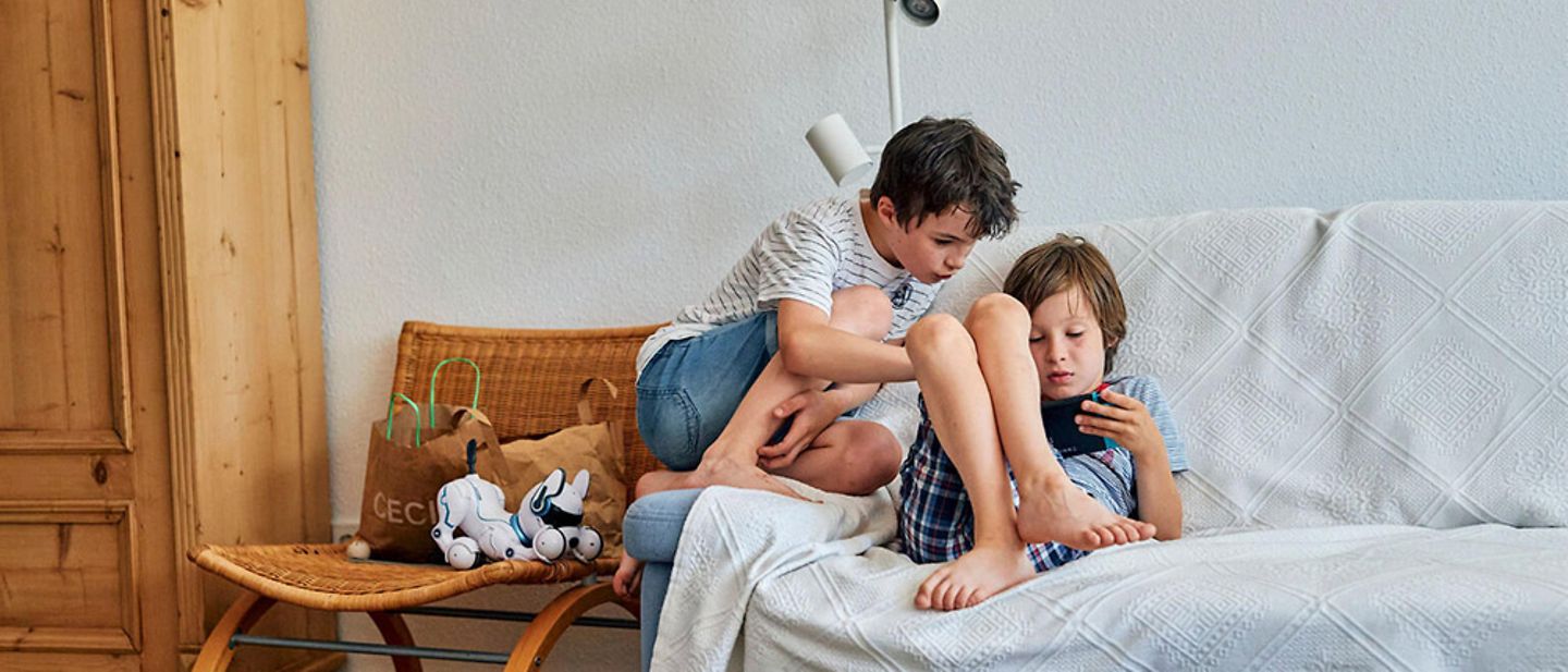 Florian (rechts) und sein Bruder Julius spielen ein Computerspiel.