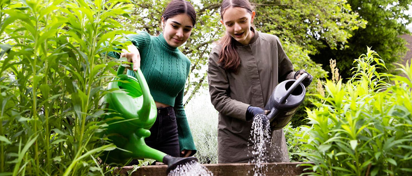 Nora mit einer Freundin in der Natur-AG ihrer Schule.