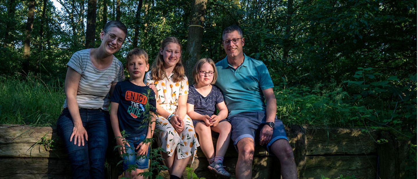 Nina (13), Helen (10) und Till (7) während eines Abendspaziergangs in einem kleinen Wald in der Nähe der Stadt.