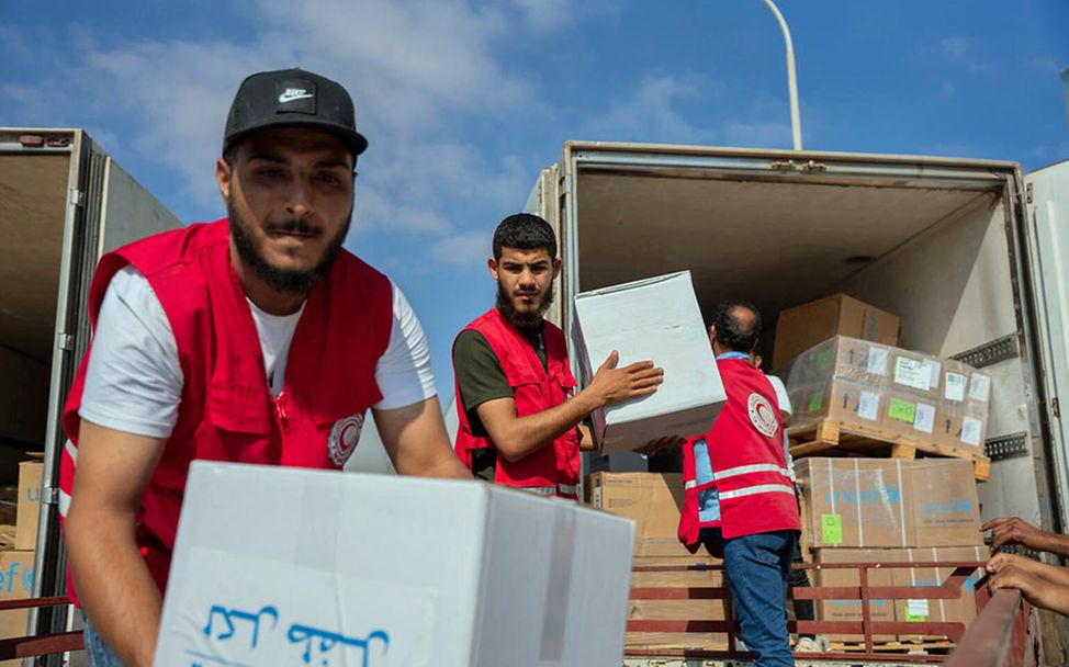 Libyen Überschwemmungen: Helfer laden Hilfsgüter aus für die Opfer der Überflutungen. 