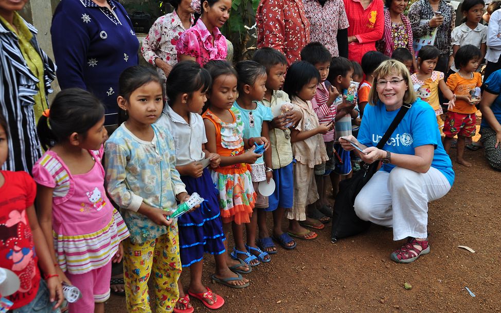 Ursula Grass mit Kindern beim Mütter-Trainingsprogramm.© UNICEF Deutschland