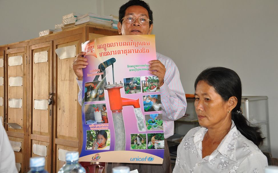 Stellvertretender Schulleiter erklärt  den richtigen Umgang mit den Wasserquellen. © UNICEF Deutschland