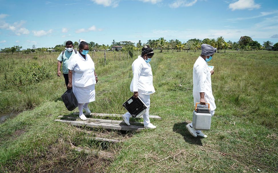 Nicaragua: Gesundheitshelferinnen bringen ihr medizinisches Equipment mit zu ihren Besuchen.