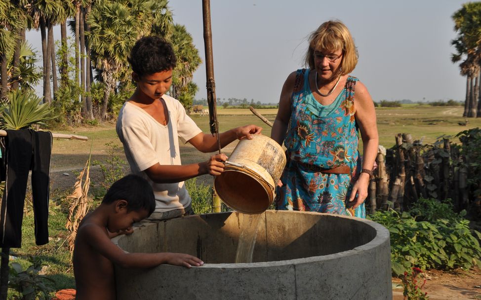 Ursula Grass mit Kindern am Brunnen. © UNICEF Deutschland