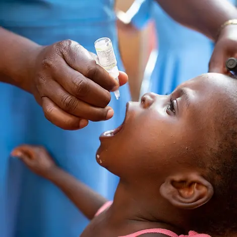 Ein Mädchen aus Malawi wird gegen Polio geimpft | UNICEF/U.S.CDC/Daylin Paul UN0641063