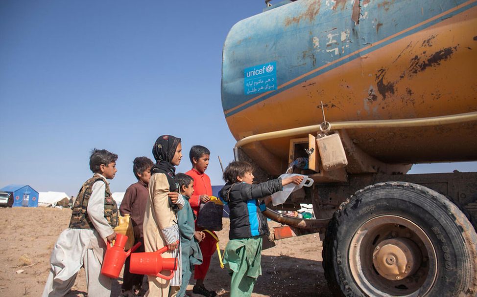 Afghanistan Krise: Kinder holen Trinkwasser aus einem UNICEF-Lkw