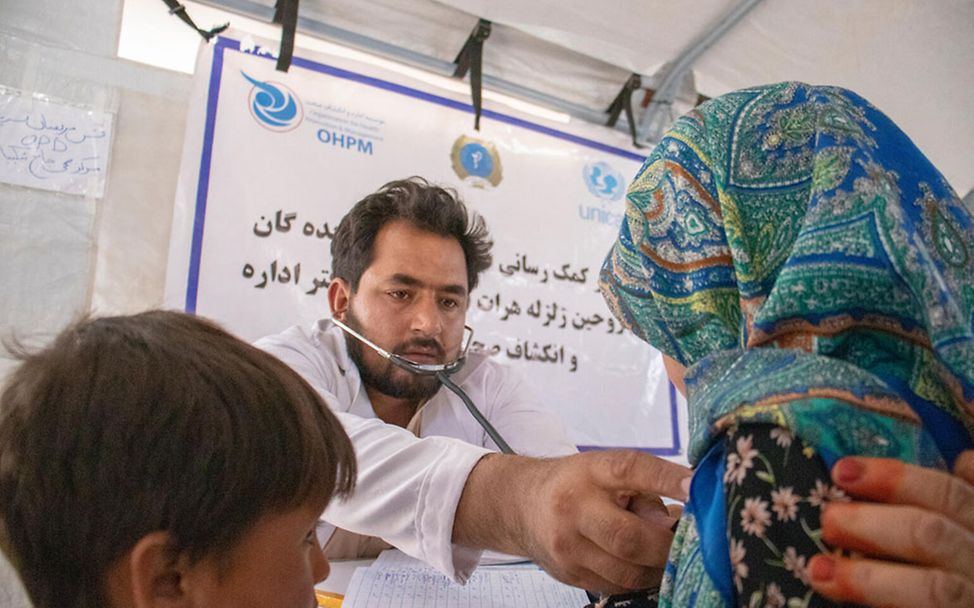 Afghanistan Krise: Ein Helfer kümmert sich um die Gesundheitsversorgung für ein verletztes Mädchen. 