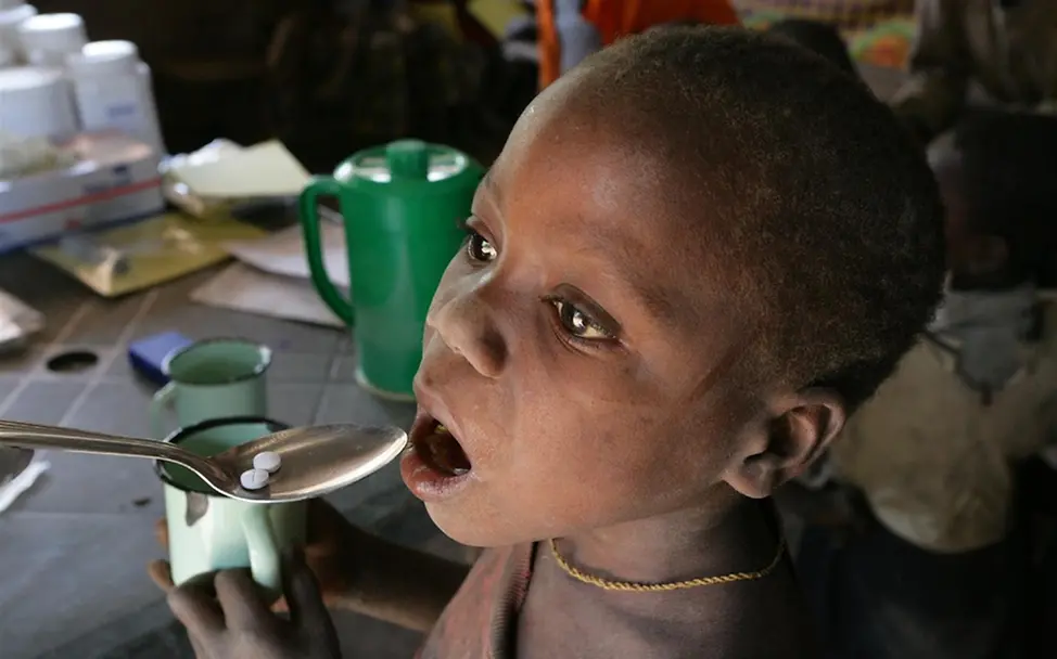 Grenze zum Tschad: ein Kind bekommt Malaria-Tabletten. © UNICEF/Giacomo Pirozzi Grenze zum Tschad: ein Kind bekommt Malaria-Tabletten. © UNICEF/Giacomo Pirozzi