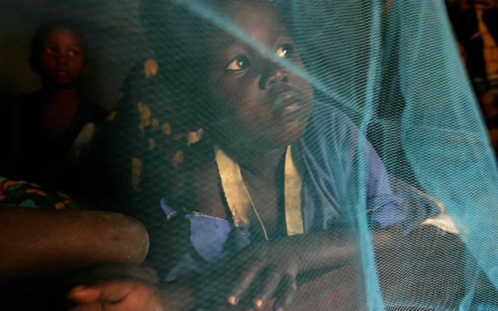 Zentralafrika: Ein Kind sitzt geschützt unter einem von UNICEF ausgegebenen Moskitonetz. © UNICEF/Pierre Holtz Zentralafrika: Ein Kind sitzt geschützt unter einem von UNICEF ausgegebenen Moskitonetz. © UNICEF/Pierre Holtz
