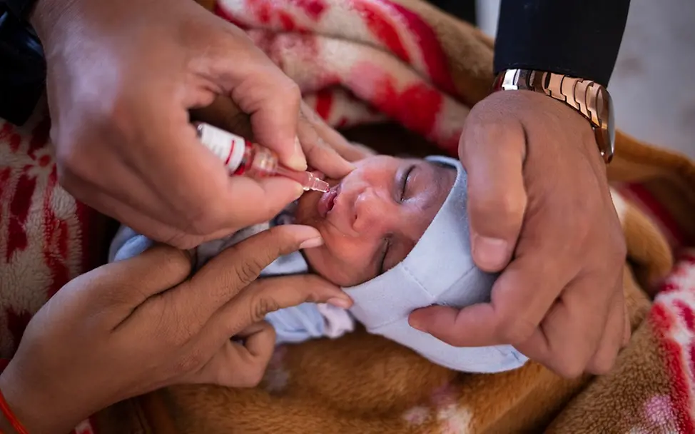 Schluckimpfung gegen Polio | UNICEF/Saiyna Bashir Polio: Ein Baby bekommt eine Polio-Impfung.