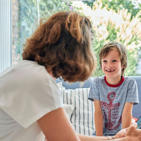 Wenn Nachrichten Angst machen: Wie spreche ich richtig mit meinem Kind?