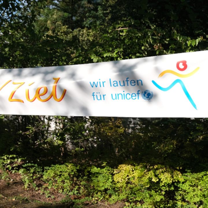 Das Start-Ziel-Banner vom Dresdner Familienlauf hängt vor Bäumen