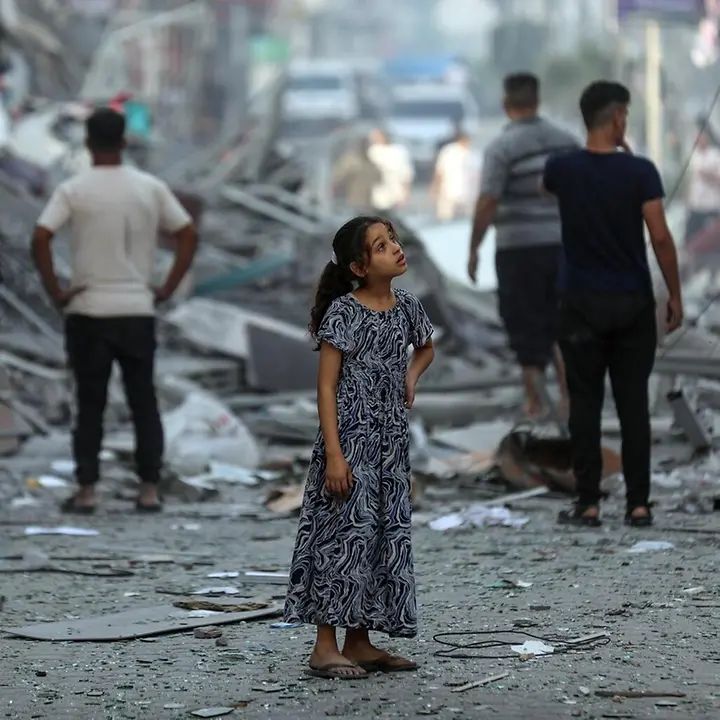 Gaza: Ein Mädchen steht im Gaza-Streifen zwischen zerstören Gebäuden. © UNICEF/UNI448902/Ajjour Gaza: Ein Mädchen steht im Gaza-Streifen zwischen zerstören Gebäuden.