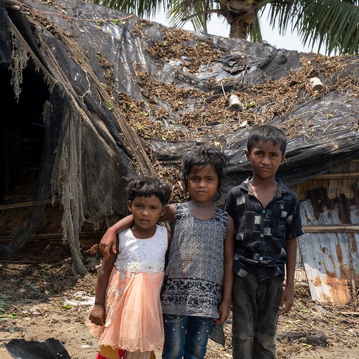 Bangladesch: Kinder stehen vor zerstörter Hütte