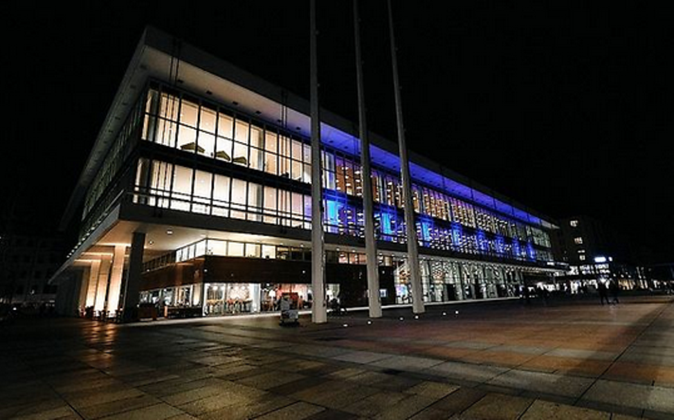 Der Kulturpalast in Dresden erstrahlt in Blau als Zeichen für die Kinderrechte.