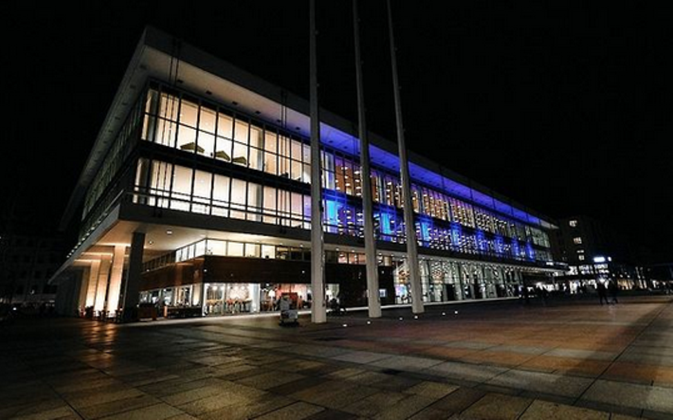 Der Kulturpalast in Dresden erstrahlt in Blau als Zeichen für die Kinderrechte.