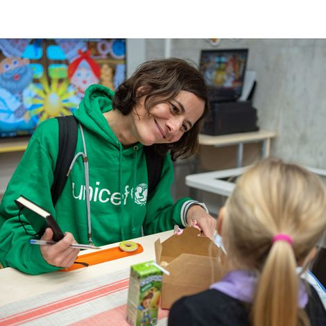 Ukraine: Christine Kahmann in einer Metro-Schule in Charkiw