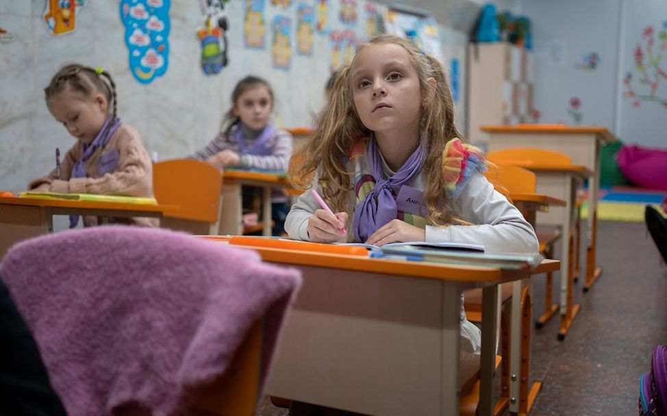 Ukraine: Kinder lernen in einer einzigartigen Schule, die in einer U-Bahnstation in Charkiw eingerichtet wurde 