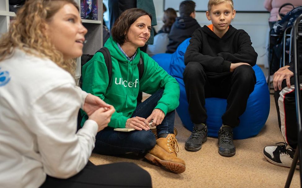 Christine Kahmann spricht mit Kindern in einem Lernzentrum im Osten der Ukraine.