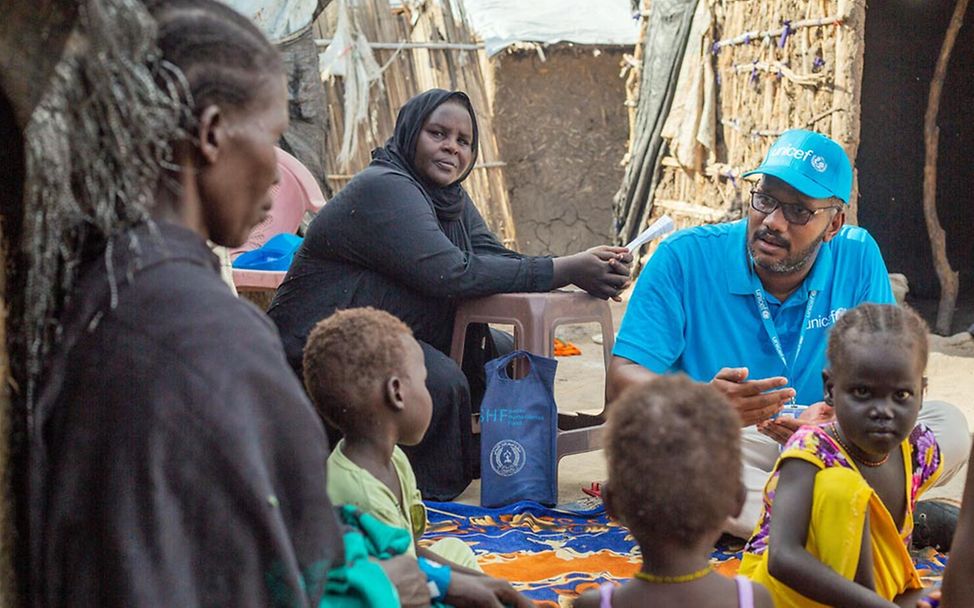 Sudan Krieg: Ein UNICEF-Gesundheitshelfer berät sudanesische Familien