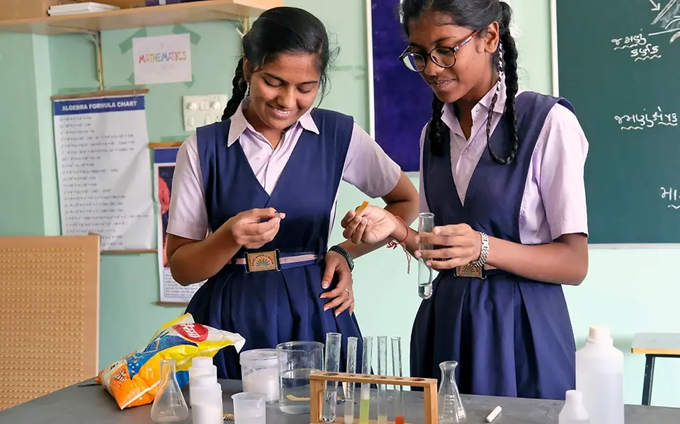 BMW Group und UNICEF verkünden globale Partnerschaft | UNICEF/Kolari Indien: Panchal Happy and Mali Sajan aus Indien erlangen wichtige Grundkenntnisse in Wissenschafts- und Technikfächern.