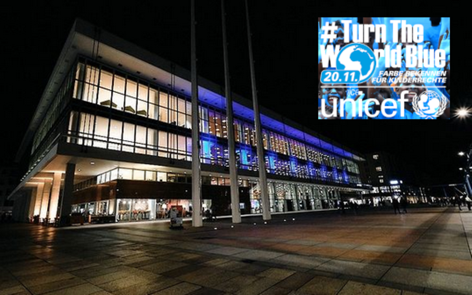 Der Kulturpalast in Dresden erstrahlt in Blau als Zeichen für die Kinderrechte.