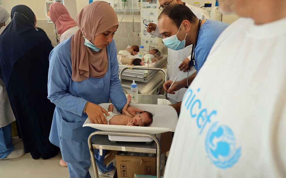 Gaza spenden: Eine Gesundheitshelferin kümmert sich um ein Baby in einem Krankenhaus in Rafah. 