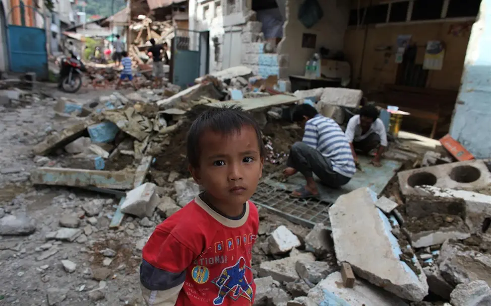 Ein Kind zwischen zerstörten Läden im Zentrum von Padang. © UNICEF/Josh Estey Ein Kind zwischen zerstörten Läden im Zentrum von Padang. © UNICEF/Josh Estey