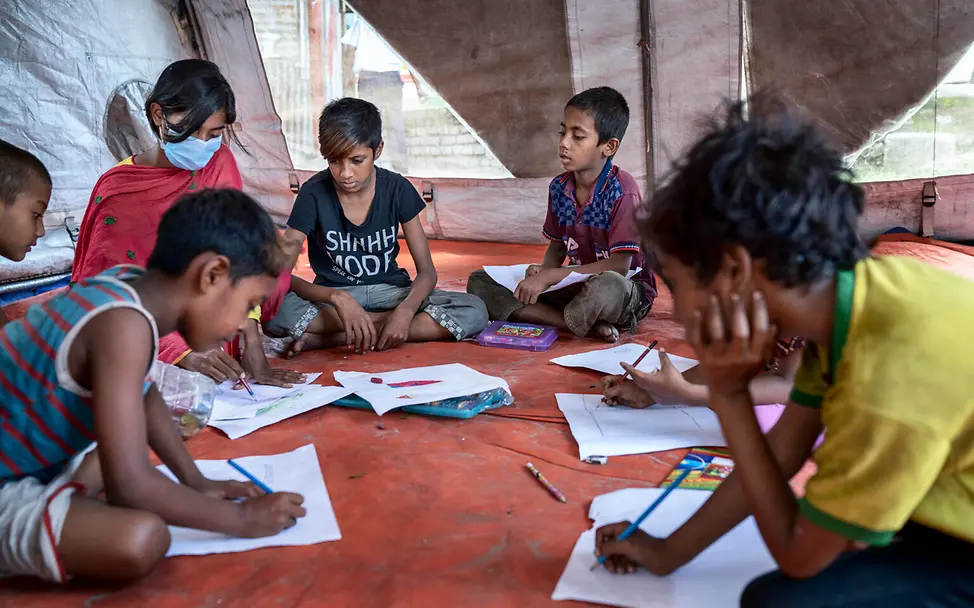 Children draw in a children's centre. © UNICEF/UN0523638/Monir Kinder zeichnen in einem Kinderzentrum.