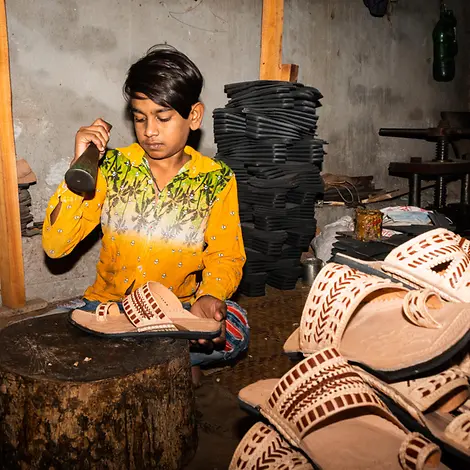 Arif is an apprentice in a shoe factory. © UNICEF/UN0393290/Satu Bangladesch_Kinderarbeit_Schuster_UN0393290