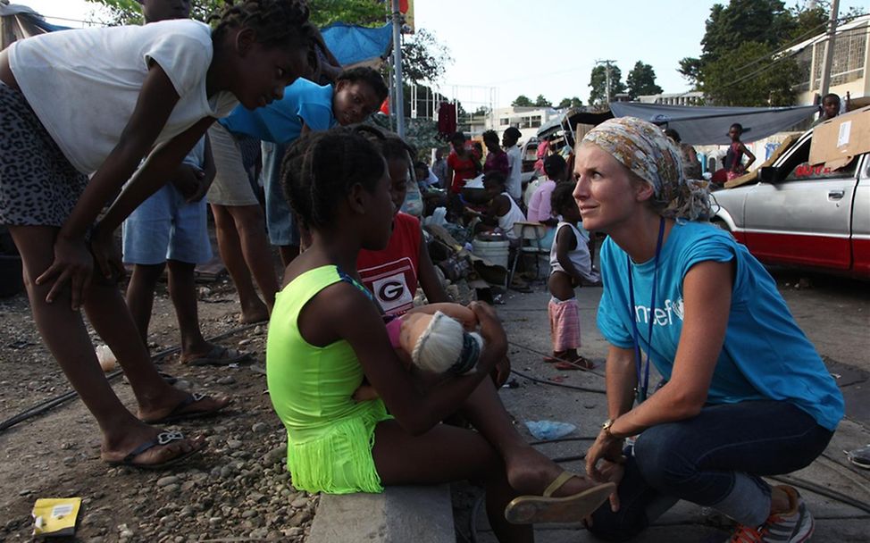 Kinderschutzexpertin sucht nach unbegleiteten, traumatisierten Kindern. © UNICEF/LeMoyne