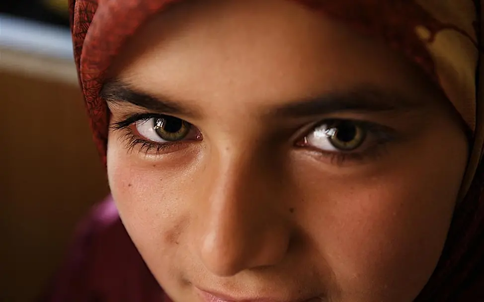 Junge Frau in einem von UNICEF unterstützen Computer- und Bildungszentrum in Afghanistan. © UNICEF/Noornai Junge Frau in einem von UNICEF unterstützen Computer- und Bildungszentrum in Afghanistan. © UNICEF/Noornani