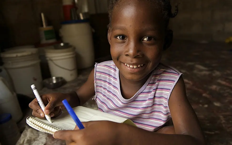 Ausgestattet mit UNICEF-Stiften und -Blöcken sitzt die 5-jährige Sterling malend in ihrem Zuhause in Port-au-Prince. © UNICEF/Noorani Ausgestattet mit UNICEF-Stiften und -Blöcken Sterling malend in ihrem Zuhause in Port-au-Prince. © UNICEF/Noorani