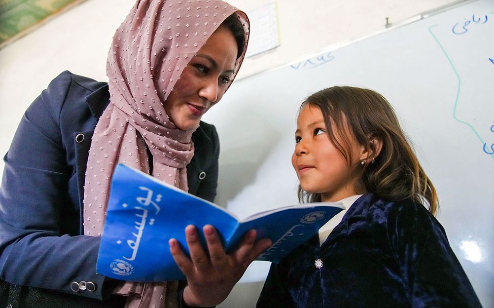 Lieblingsfoto 2023: Eine Lehrerin in Afghanistan im Gespräch mit einer Schülerin