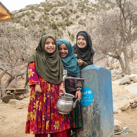 Afghanistan Kinder: Mädchen holen Wasser aus einer von UNICEF installierten Pumpe | © UNICEF/Khan Afghanistan Kinder: Mädchen holen Wasser aus einer von UNICEF installierten Pumpe